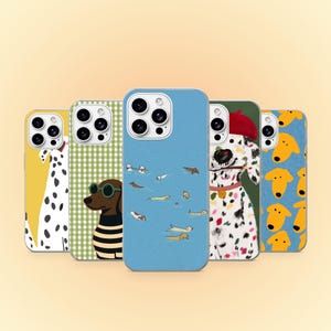Op de afbeelding: Vijf smartphonehoesjes met hondenillustraties. De ontwerpen bevatten een dalmatiër op geel, een teckel met zonnebril op groen vichy, zwemmende honden op blauw, een dalmatiër met een rode baret en een patroon van gele hondenkoppen op blauw.