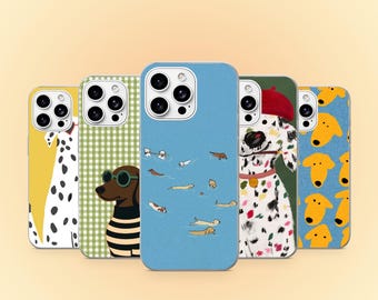 Puede incluir: Cinco fundas para smartphone con ilustraciones de perros. Los diseños incluyen un dálmata sobre amarillo, un perro salchicha con gafas de sol sobre cuadros verdes, perros nadando sobre azul, un dálmata con boina roja y cabezas amarillas sobre azul.