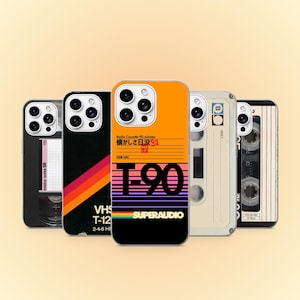Op de afbeelding: Een collectie van vijf smartphonehoesjes met retro-ontwerpen geïnspireerd op vintage VHS-banden en audiocassettes. De ontwerpen bevatten zwarte, oranje en beige kleurenschema's met gedrukte tekst zoals T-90, Superaudio en VHS T-120.