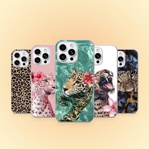 Può includere: Cinque cover per smartphone con vari design di leopardi e giaguari. Le cover mostrano motivi che includono classiche macchie di leopardo, un giaguaro con un ibisco rosa su sfondo rosa, un giaguaro nell'acqua, un giaguaro ruggente con un fiore rosa e una stampa floreale scura.