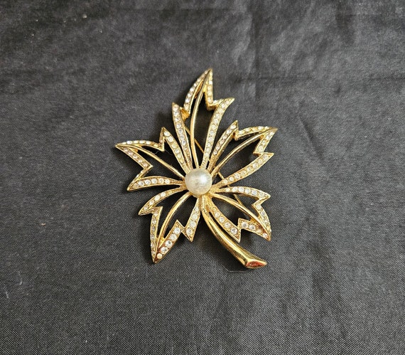 Vintage Napier Rhinestone Leaf Brooch Faux Pearl … - image 1