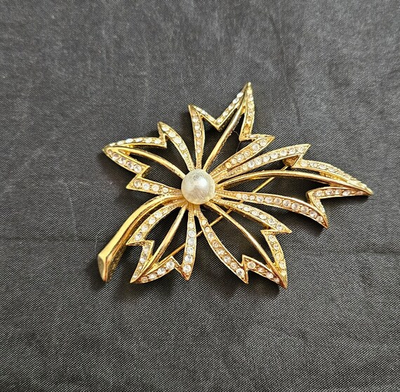 Vintage Napier Rhinestone Leaf Brooch Faux Pearl … - image 2