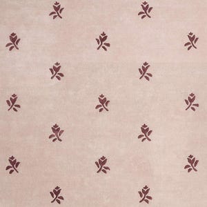 Puede incluir: Patr&oacute;n repetitivo de dise&ntilde;os florales granate sobre un fondo rosa claro. Los elementos florales est&aacute;n espaciados uniformemente, creando una apariencia sim&eacute;trica y texturizada. El dise&ntilde;o es simple y elegante, adecuado para diversas aplicaciones textiles.