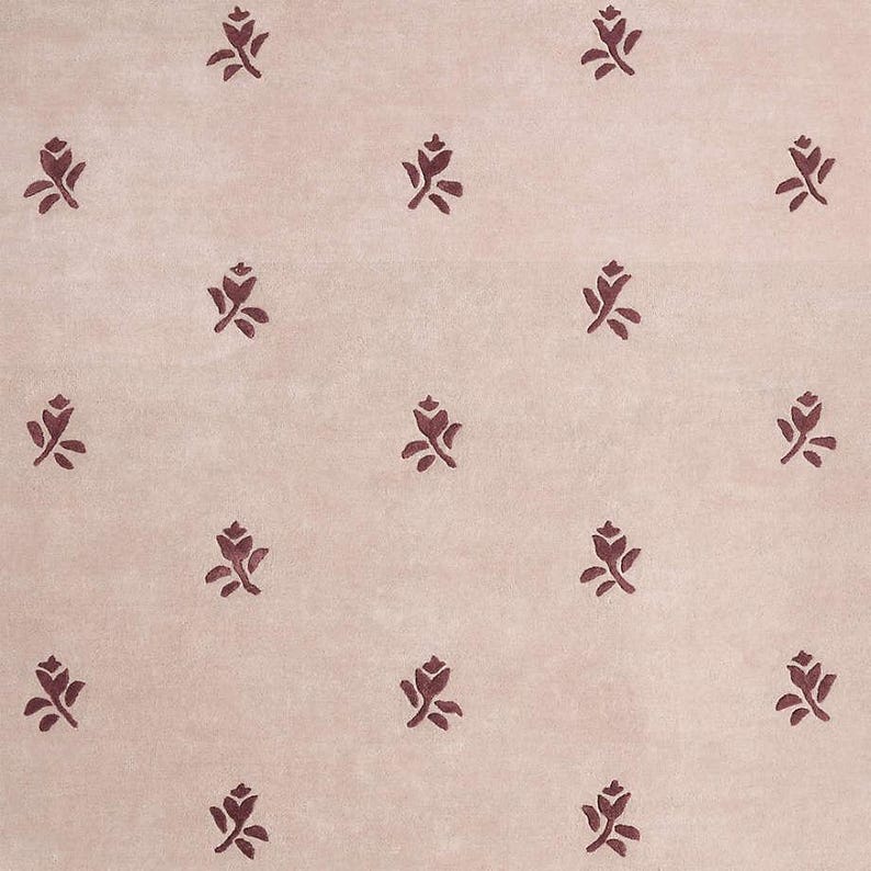 Puede incluir: Patr&oacute;n repetitivo de dise&ntilde;os florales granate sobre un fondo rosa claro. Los elementos florales est&aacute;n espaciados uniformemente, creando una apariencia sim&eacute;trica y texturizada. El dise&ntilde;o es simple y elegante, adecuado para diversas aplicaciones textiles.