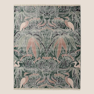 Peut inclure: Un tapis rectangulaire avec un motif botanique. Le tapis présente un fond vert foncé avec un motif répété de plantes, de fleurs et d'oiseaux stylisés dans des tons de rose, de vert et de noir. Les bords ont une bordure à franges.