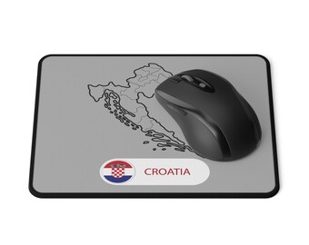Op de afbeelding: Een grijze muismat met een zwarte computermuis erop. De muismat heeft een zwarte omtrek van het land Kroatië en een kleine cirkel met de Kroatische vlag. De tekst "CROATIA" staat onder de vlag.