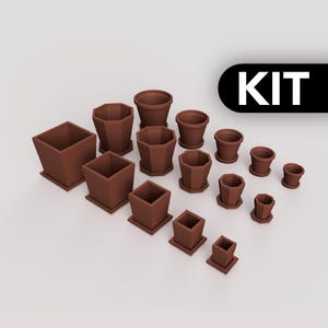 Puede incluir: Una colección de macetas marrones de diversas formas y tamaños, incluyendo diseños cuadrados, hexagonales y circulares, cada una con su bandeja base a juego. La palabra KIT aparece en texto blanco sobre un fondo rectangular negro.