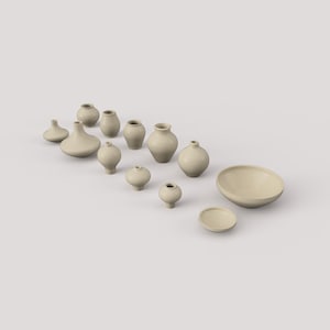 Könnte beinhalten: Eine Sammlung beigefarbener Keramikvasen und -schalen in verschiedenen Formen und Größen. Das Sortiment umfasst kleine, mittlere und große Vasen sowie eine flache Schale und eine kleine, runde Schale. Die Objekte sind auf einer hellen Oberfläche angeordnet.