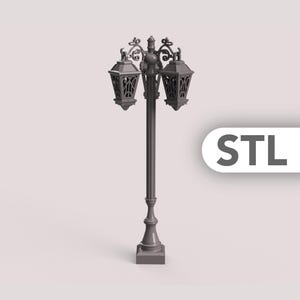 Peut inclure: Un lampadaire gris orné de deux lanternes. Le lampadaire a une base et un sommet décoratifs, avec le texte "STL" dans un rectangle blanc.
