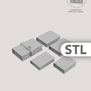 Könnte beinhalten: Ein Set aus fünf hellgrauen 3D-gedruckten Buchmodellen, eines davon mit einem zentralen Riemen und Schnallendetail. Der Text STL wird rechts angezeigt, und ein kreisförmiger Einsatz zeigt einen Schrank mit dem Text compatible with Hidden Door Cabinet.