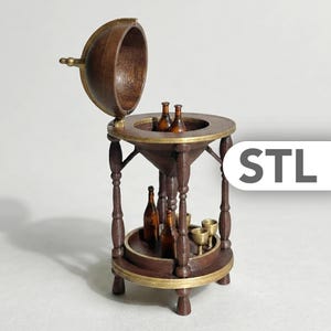 Könnte beinhalten: Ein Miniatur-Globus-Barschrank mit dunkelbraunem Holzfinish und goldfarbenen Akzenten. Das Oberteil lässt sich öffnen und gibt ein Staufach frei. Die Struktur enthält eine untere Ablage mit kleinen braunen Flaschen und goldfarbenen Kelchen. Text liest STL.