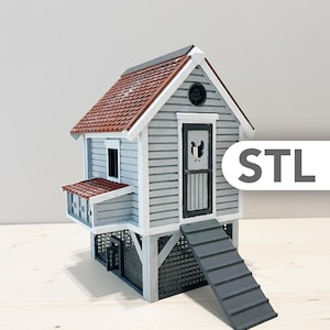 Puede incluir: Una maqueta en miniatura de una casa azul claro con tejado de tejas rojas, una puerta blanca con un gráfico de pollo, una escalera gris y un balcón lateral. La estructura incluye una base de rejilla gris oscuro y el texto STL.
