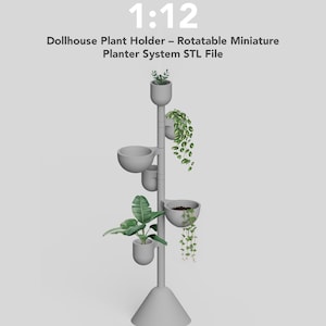Puede incluir: Un soporte para plantas de casa de muñecas en miniatura gris con múltiples niveles, cada uno con pequeñas plantas. Se muestra el texto "1:12" y "Dollhouse Plant Holder - Rotatable miniature Planter System STL File".