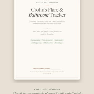 Peut inclure: Une couverture de planificateur blanche intitulée Crohn's Flare & Bathroom Tracker avec des sections pour le journal des symptômes, le suivi hebdomadaire, le calendrier mensuel, le journal alimentaire, les médicaments et les rendez-vous médicaux.