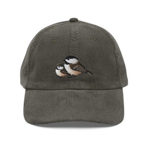 Bonnet oiseau brodé mésange et casquette en velours côtelé vintage bébé