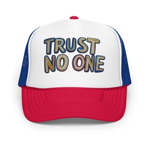 Könnte beinhalten: Eine weiße und rote Trucker-Kappe mit blauem Netzrücken. Die Kappe hat den Text "TRUST NO ONE" in bunten, blasenartigen Buchstaben auf der Vorderseite gestickt.