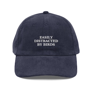 Bonnet brodé représentant un oiseau - Bonnet vintage en velours côtelé facilement distrait par les oiseaux - Chapeau rétro réglable