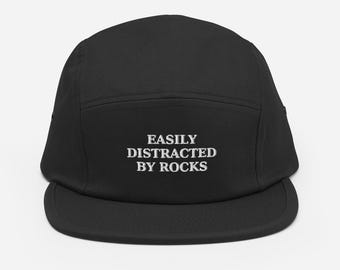 Gorra de cinco paneles bordada Easy Distracted by Rocks