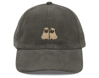 Gorra de pana con bordado de dos carlinos color crema. Gorra de pana con bordado de dos carlinos color crema. Regalo para amantes de los animales.
