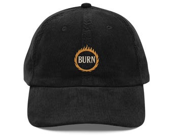 Gorro de pana bordado BURN: gorra con llamas inspirada en un anillo sobre una gorra vintage negra de papá.