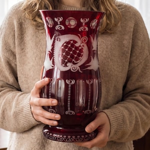 Jarrón grande de cristal de corte brillante estilo bohemio, de 28 cm, de color rojo rubí a transparente, con pájaros y castillo, estilo Egerman checo, rojo