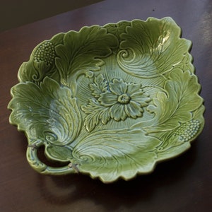 Antique Victorian majolica Green leaf shape plate serving dish bread platter