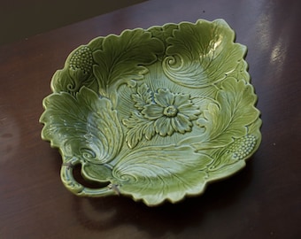 Antique Victorian majolica Green leaf shape plate serving dish bread platter
