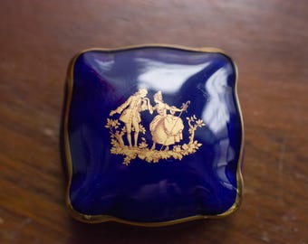 Plato para baratijas de porcelana vintage de Limoges, Francia, de cobalto y oro, de 2" x 2", con diseño de pareja victoriana en la tapa, plato para anillos,