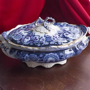 Antique tureen,  white flow blue, &quot;Mikado&quot; pattern, &quot;J.K.L England&quot;, Bishop & Stonier, Flow Blue Oval Covered Vegetable Bowl, Early 1900s