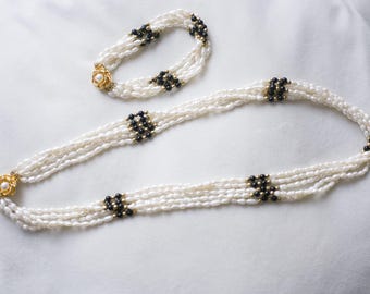 Collar y pulsera vintage de perlas de 5 hilos, cierre dorado, perlas en forma de arroz, cuentas negras y doradas, collar de perlas de agua dulce en forma de arroz.