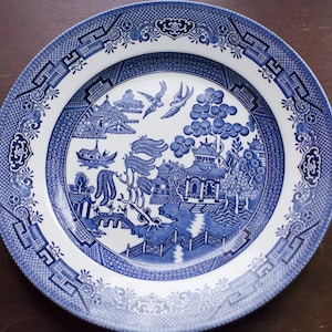 24.5 cm Dinner plate Blue Willow, transfer pattern, Churchill, Made in England, white and blue, wall plates, collectable plates,