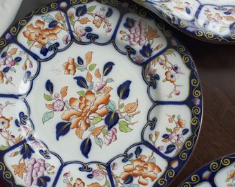 Set 4x Antique plates Gaudy Dutch Ironstone Chrysanthemum Gold Trim Highlights Imari style chrysanthemum flowers 19th century Traditional