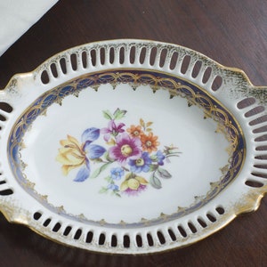 Juego de 2 cuencos y platos vintage de porcelana Dresde con diseño floral delicado y perforado, pintados a mano.