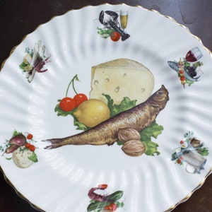 Teller mit fischmotiv