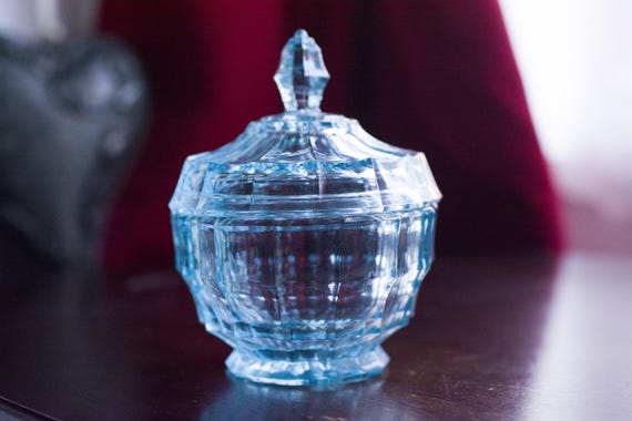 Kleines Vintages hellblaues Butterglas, Zuckerdose, Glas-Topf mit Deckel Dekoratives Sammlerstück blau, türkisfarbenes Konfektschälchen