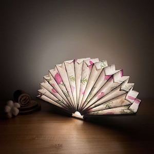 Lampada a forma di fiore di carta fatta a mano per un arredamento unico per la casa, luce notturna, decorazioni floreali, idee regalo personalizzate per regali di compleanno per lei, regalo per la nuova casa