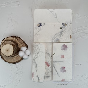 Sobres de papel con pétalos hechos a mano: ecológicos, flores prensadas para bodas