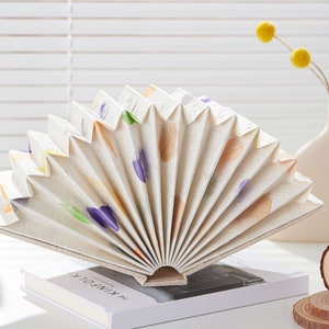 Lampada floreale Boho personalizzata: lampada da comodino fatta a mano, decorazione estetica massimalista per la casa, regali unici per nonni, insegnanti e topi di biblioteca