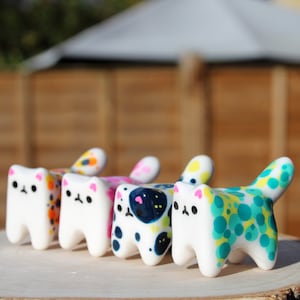 ご自宅、オフィスのデスク、コーヒーテーブル、棚にぴったりの、手作りでペイントされたかわいい風変わりな粘土の子猫の置物/キットカット。