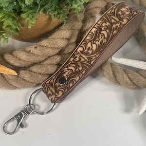 Llavero de cuero repujado con diseño floral grabado / Correa para llavero / Correa de cuero para llavero / Regalo de aniversario / Llavero hecho a mano