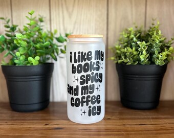 Vaso helado de 16 oz con diseño de libros, café picante, ideal para bebidas.