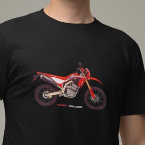 HONDA CRF300L バイク T シャツ。背面に技術的な詳細がプリントされています。ギルダン コットン T シャツ。