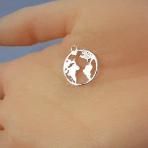 Breloque carte du monde en argent / pendentif en argent sterling 925 / collier bijoux fournitures créatives Royaume-Uni / amateur de pendentifs de voyage en avion, remise des diplômes
