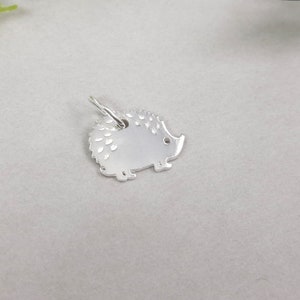 Zilveren egelbedel / 925 sterlingzilver / sieradenketting ambachtelijke benodigdheden VK / Britse dieren in het wild hanger / kindermeisjes bedelarmband