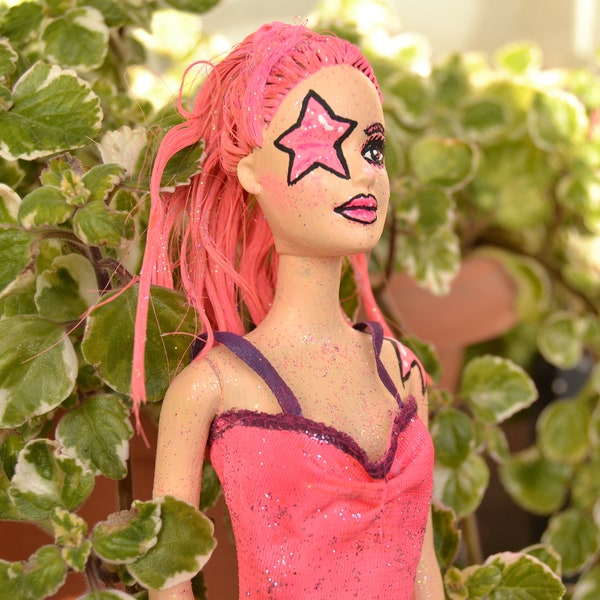 Main de Barbie décorée comme Patrick Star de Bob l'Éponge