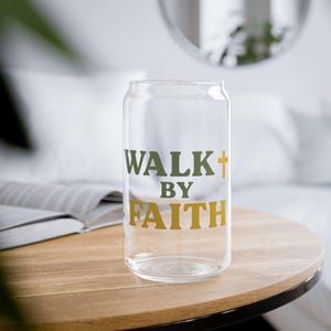 16オンス Walk by Faith シッパーグラス、宗教的なドリンクウェア、インスピレーションを与えるギフト、信仰に基づいたホームデコレーション、クリスチャン飲料容器