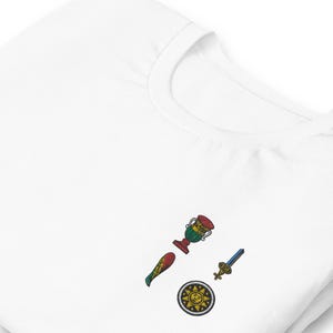 T-shirt ricamata SCOPA Suit • Unisex • Idee regalo italiane • Biglietti italiani • Briscola