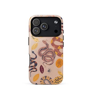 Peut inclure: Coque de téléphone beige avec un motif répété de serpents colorés, de feuilles et d'insectes. Les serpents sont représentés dans différentes couleurs et motifs, notamment marron, jaune et bleu. La coque a une finition brillante.