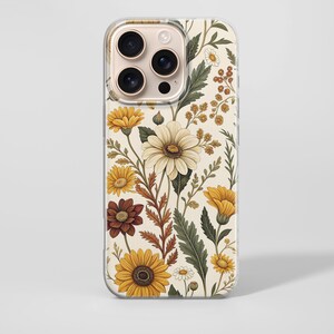Op de afbeelding: Telefoonhoesje met een bloemenpatroon met gele, bruine en witte bloemen. Het ontwerp bevat zonnebloemen, madeliefjes en andere botanische elementen op een crèmekleurige achtergrond. De hoes heeft een transparante rand.