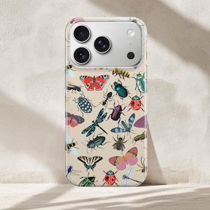 Può includere: Custodia trasparente per telefono con un motivo di insetti colorati. Il design presenta vari insetti come farfalle, libellule e coleotteri in tonalità di rosso, blu, verde e giallo. La custodia ha una finitura lucida e un ritaglio per la fotocamera.